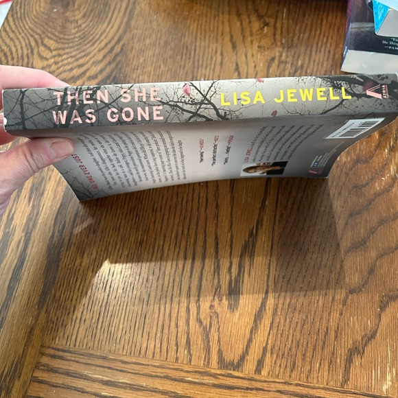 “Then she was Gone” by Lisa Jewel excellent used paperback book - Picture 4 of 4